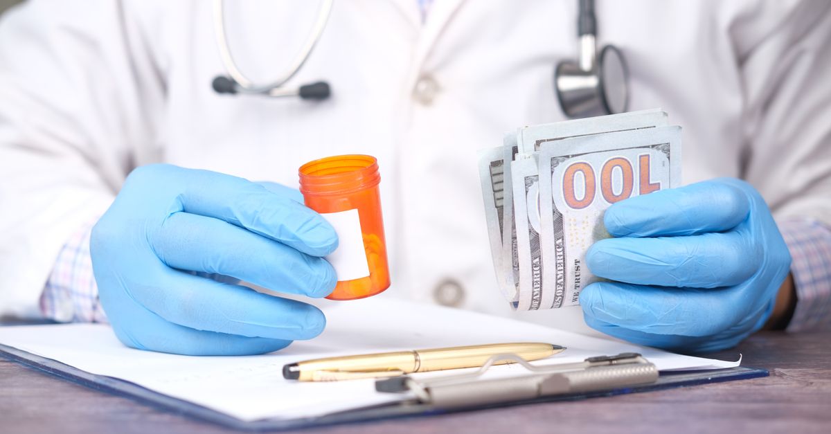Médico revisando as finanças do consultório sobre a mesa