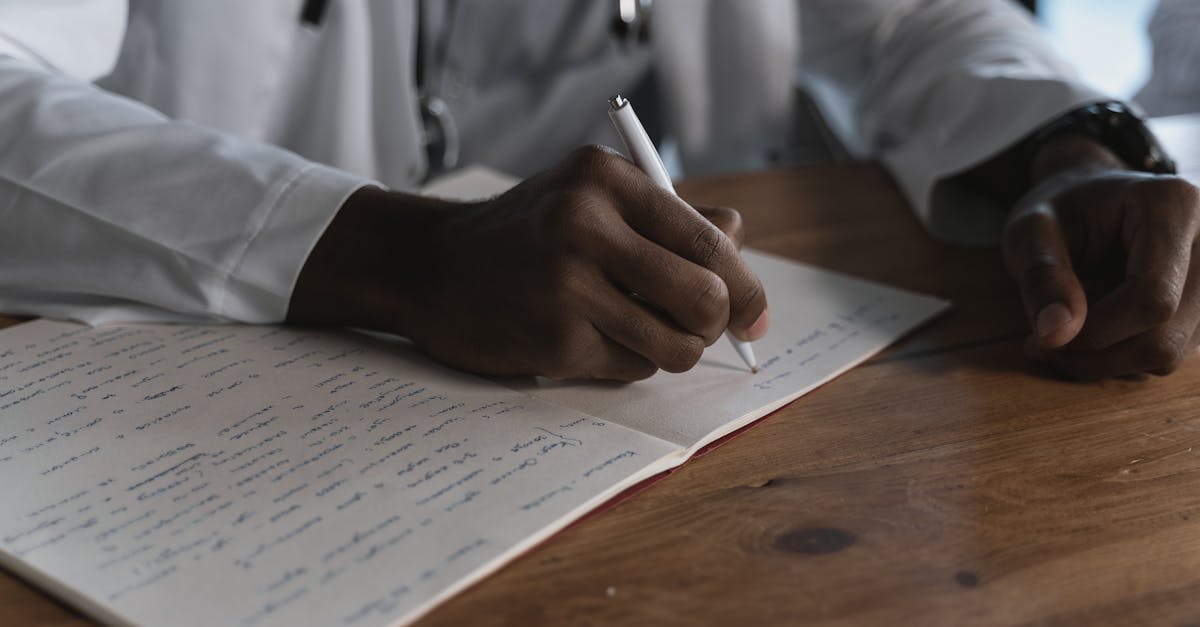 Médico escrevendo anotações clínicas