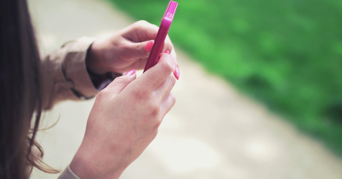 Mãos segurando um smartphone aberto em redes sociais